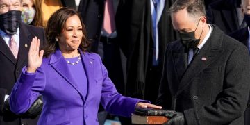 Kamala Harris hace historia al jurar como vicepresidenta de EE.UU.