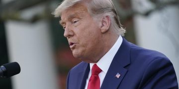 Trump suspende la deportación de venezolanos y les concede permisos laborales