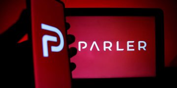 Parler, fuera de servicio tras su expulsión de los servidores de Amazon