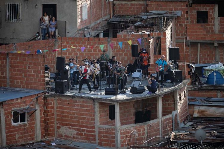 Los integrantes de la banda venezolana de Ska Desorden Público ofrecen un concierto desde la terraza de una casa en el barrio 19 de Abril de Petare el 20 de diciembre de 2020, en Caracas (Venezuela). EFE/Rayner Peña