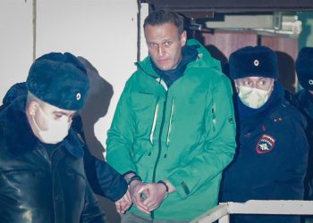 Navalni, recluido en solitario en una celda de cuarentena