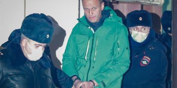 Navalni, recluido en solitario en una celda de cuarentena