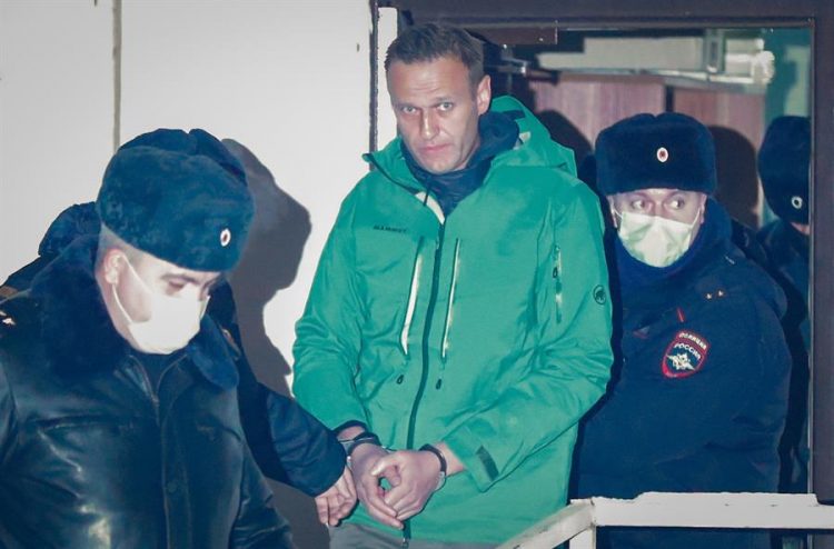 Navalni, recluido en solitario en una celda de cuarentena