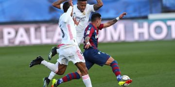 Real Madrid y Levante empatan 1-1 al descanso tras la expulsión de Militao