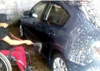 José Peña lava carros en su silla de ruedas: “sigamos trabajando es lo que necesita Venezuela”