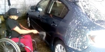 José Peña lava carros en su silla de ruedas: “sigamos trabajando es lo que necesita Venezuela”