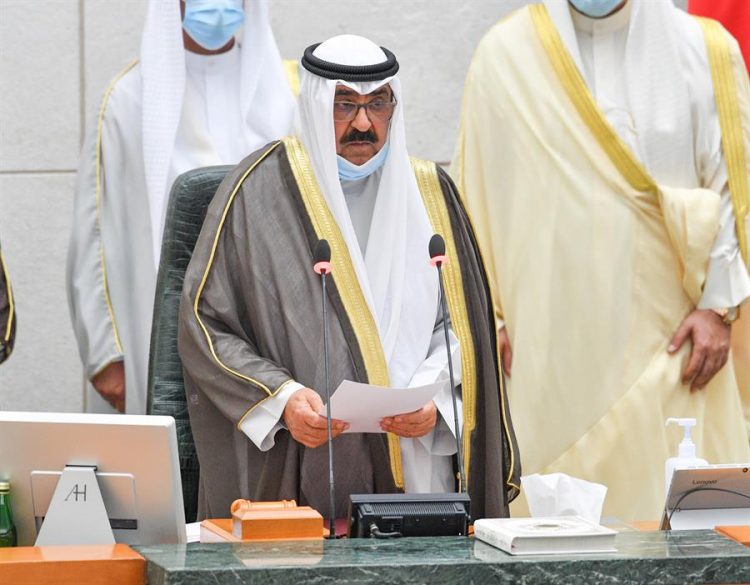 Emir de Kuwait acepta renuncia de Gobierno un mes después de su formación