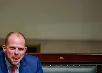 Un caso de tráfico personas salpica al exsecretario de Estado belga de migración