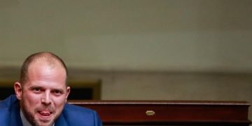 Un caso de tráfico personas salpica al exsecretario de Estado belga de migración