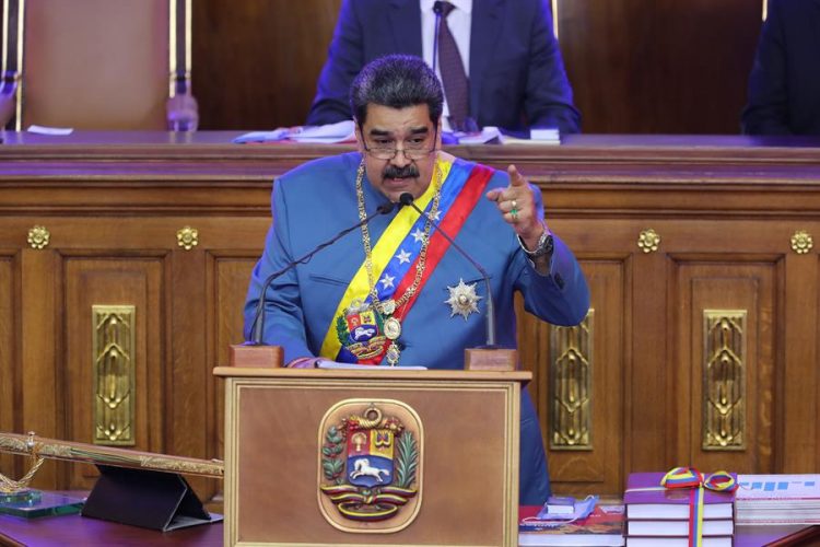 El presidente de Venezuela, Nicolás Maduro, ofrece un discurso ante el Parlamento