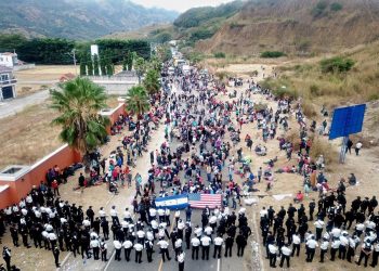 Guatemala disuelve con el uso de la fuerza a la caravana migrante hondureña