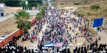 Guatemala disuelve con el uso de la fuerza a la caravana migrante hondureña