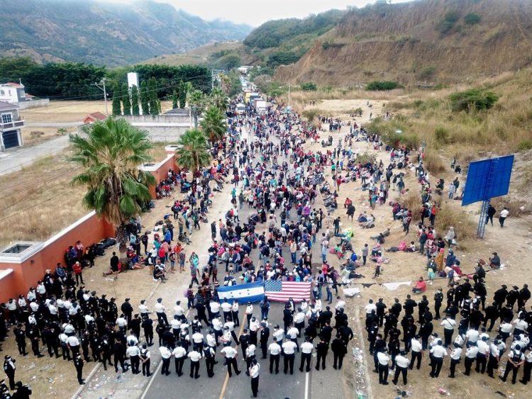Guatemala disuelve con el uso de la fuerza a la caravana migrante hondureña