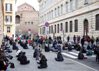 Estudiantes de institutos italianos protestan ante el aplazamiento de la apertura de los centros