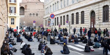 Estudiantes de institutos italianos protestan ante el aplazamiento de la apertura de los centros