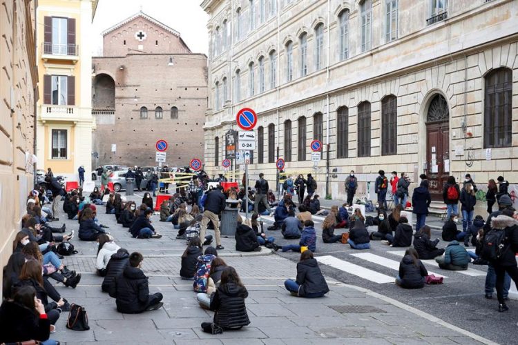 Estudiantes de los institutos italianos, mayores de 14 años, protagonizan protestas en todo el país ante el aplazamiento de las aperturas de los centros debido a la pandemia. EFE