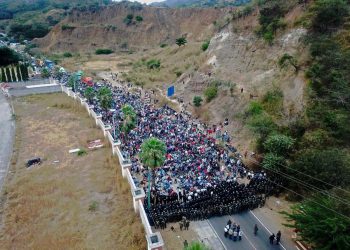Caravana migrante hondureña permanece varada en el este de Guatemala