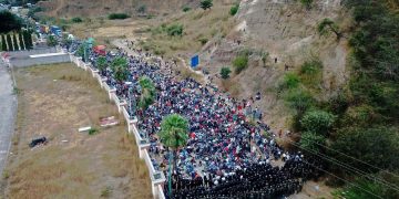 Caravana migrante hondureña permanece varada en el este de Guatemala