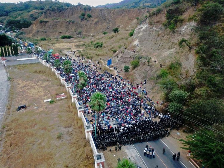 Soldados guatemaltecos (d) intentan frenar el avance de miles de migrantes en la ciudad guatemalteca de Chiquimula este domingo mientras los emigrantes intentan cruzar el país en su camino primero a México y luego a Estados Unidos. EFE/Esteban Biba