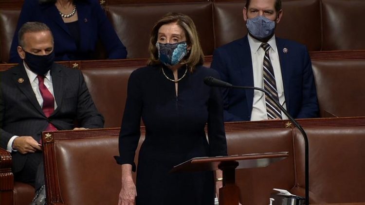 La presidenta de la Cámara de Representantes de EE.UU., Nancy Pelosi, durante el debate previo a la votación de un nuevo juicio político contra el presidente Donald Trump, este 13 de enero de 2021. EFE/EPA/Cámara de Representantes de EE.UU.