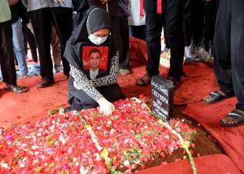 Indonesia reanuda búsqueda de restos del avión accidentado con 62 ocupantes