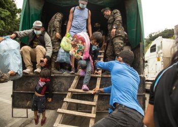 Migrantes hondureños vuelven abatidos a su país, tras un fallido intento por llegar a EE.UU.
