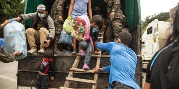 Migrantes hondureños vuelven abatidos a su país, tras un fallido intento por llegar a EE.UU.