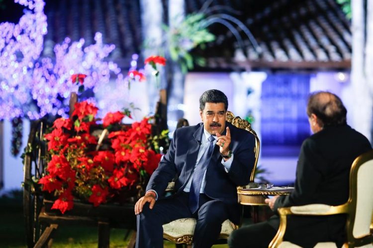 Fotografía cedida por Prensa de Miraflores donde se observa al presidente venezolano Nicolás Maduro en una entrevista con el periodista español Ignacio Ramonet, hoy en Caracas (Venezuela). EFE/Prensa de Miraflores