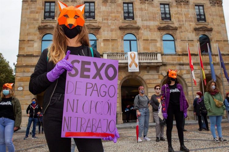 Concentración convocada por varias asociaciones feministas para reclamar la abolición de la prostitución, en la plaza Mayor de Gijón. EFE/ Alberto Morante/Archivo