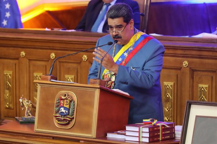 El presidente de Venezuela, Nicolás Maduro, ofrece un discurso ante el Parlamento