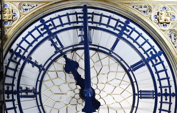 El Big Ben marca las 23.00 horas en el parlamento en Londres, Gran Bretaña, 31 de diciembre de 2020, hora en la que el Reino Unido ha salido oficialmente de la Unión Europea. EFE/