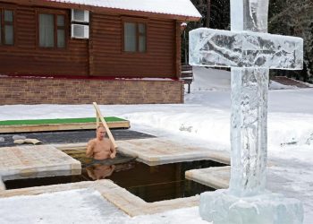 Putin se zambulle en agua helada en la Epifanía ortodoxa pese a la covid-19