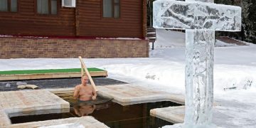 Putin se zambulle en agua helada en la Epifanía ortodoxa pese a la covid-19