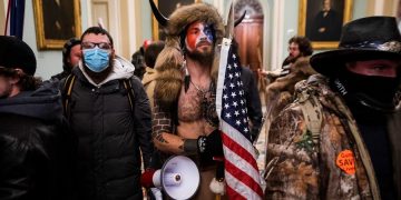 La jefa de la Policía del Capitolio admite «fallas» en la seguridad y se disculpa