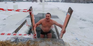 Los rusos desafían al coronavirus con baños en agua gélida en la Epifanía