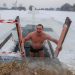 Los rusos desafían al coronavirus con baños en agua gélida en la Epifanía