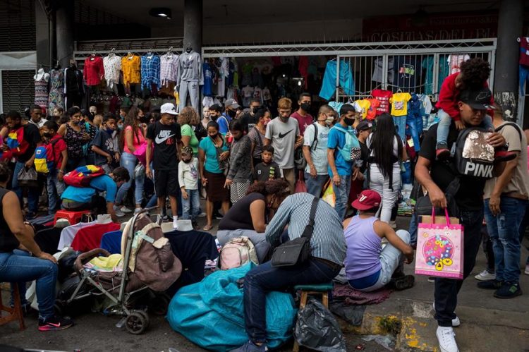 Fotografía que muestra a varias personas hacer compras en distintos comercios el 22 de diciembre de 2020, en Caracas (Venezuela). EFE/Miguel Gutiérrez