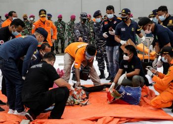 Localizan el avión con 62 personas que se precipitó al mar en Indonesia