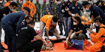 Localizan el avión con 62 personas que se precipitó al mar en Indonesia