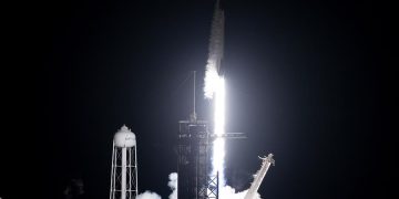 SpaceX lanza récord de satélites en un solo cohete y hasta cenizas humanas