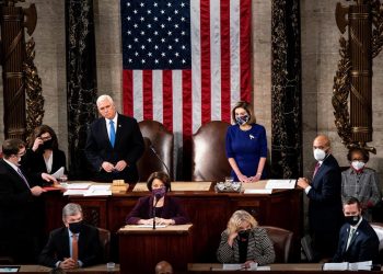 Manifestante que cargó el atrio de Pelosi queda en libertad bajo fianza