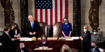Manifestante que cargó el atrio de Pelosi queda en libertad bajo fianza