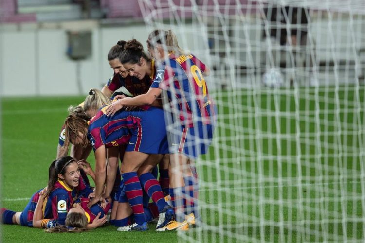 Las jugadoras del Barcelona celebran el gol de Alexia contra el Españyol, durante el partido de Primera División Femenina disputado en el Nou Camp.- EFE/Alejandro García
