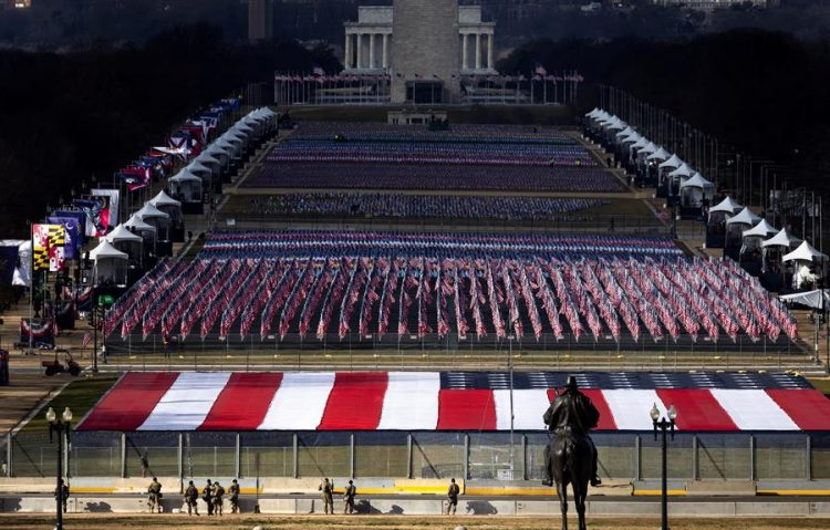 Vista de la exhibición 'Field of Flags' en Mall de Washington (EE.UU.), hoy 19 de enero de 2021. EFE/Justin Lane