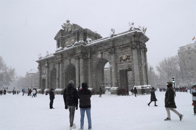 Nieve en Madrid, este sábado en el que la península sigue afectada por el temporal Filomena que deja grandes nevadas y temperaturas más bajas de lo habitual que bajarán drásticamente los próximos días. EFE/Kiko Huesca