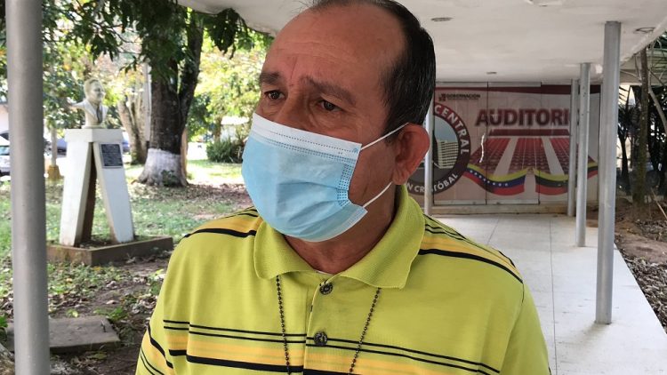 Melquiades Delgado, dirigente sindical, manifestó que personal del Hospital Central de San Cristóbal no recibe apoyo cuando se contagia por COVID-19. Mariana Duque