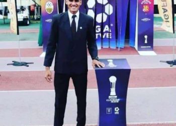 Andrés Pernía recibe el escudo FIFA y Mérida tiene cuatro internacionales