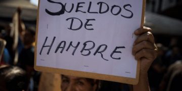 Policías continúan con salario de miseria