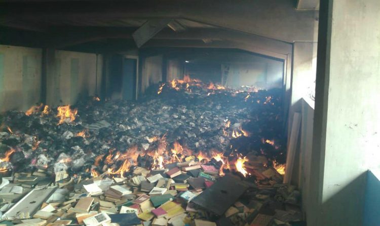  En junio de 2020, miles de libros de la biblioteca del Núcleo Sucre de la Universidad de Oriente (UDO) quedaron reducidos a cenizas como consecuencia de un incendio causado intencionalmente. Foto: cortesía Movimiento Estudiantil Adelante UDO.