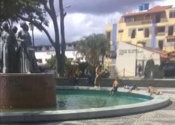 Fuente del Parque Las Heroínas convertida en piscina pública